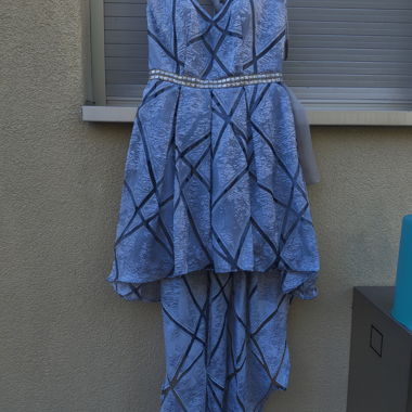Asymmetrisches Silberkleid