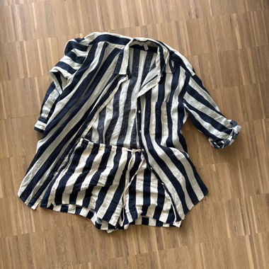 Ensemble en lin rayé bleu marine et blanc