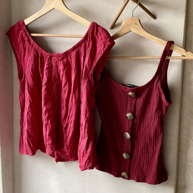 Set aus zwei Bordeaux-Tops