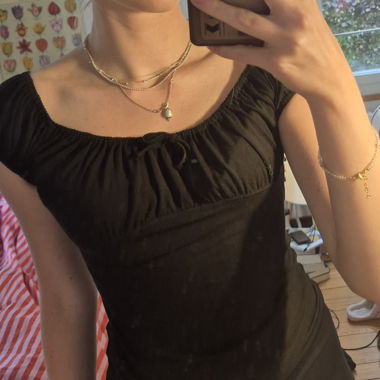 Top nero a spalle scoperte