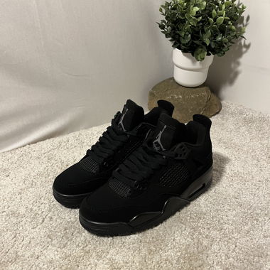 Black cats Jordan 4