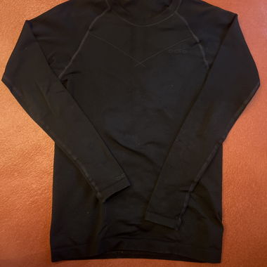 Schwarzes Langarm-Sportshirt