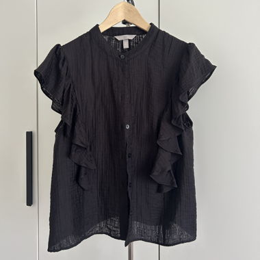 Blouse noire à volants