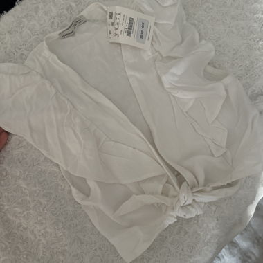 Top corto bianco annodato davanti