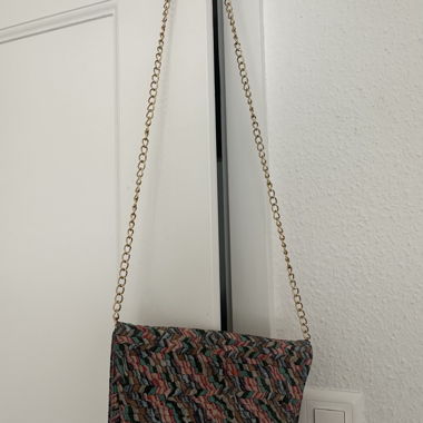 Piccola borsa a tracolla con catena