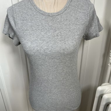 Einfaches graues T‑Shirt