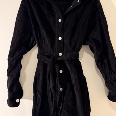 Robe noire en velours côtelé avec ceinture