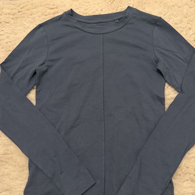 Blaues Langarmshirt