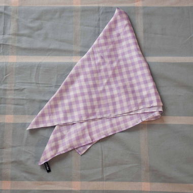 Karierter quadratischer Schal violett und weiss