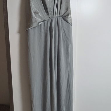 Robe longue grise de soirée à bretelles