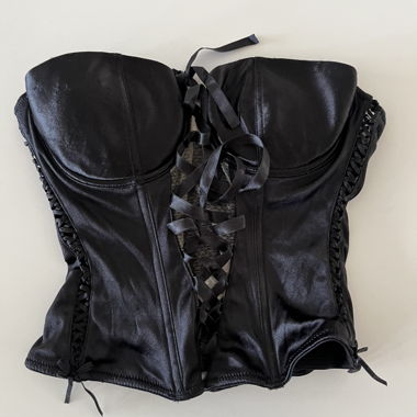 Corsetto nero con coppe sagomate
