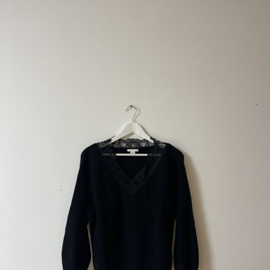 Strickpulli mit Spitzenkragen