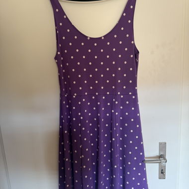 Lila Punkte Sommerkleid