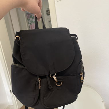 Rucksack schwarz mit goldenen Details
