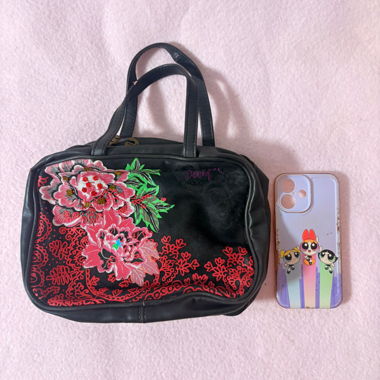 Schwarze & rote Handtasche mit Blumenmuster