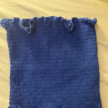 Blaues Top mit Rüschen