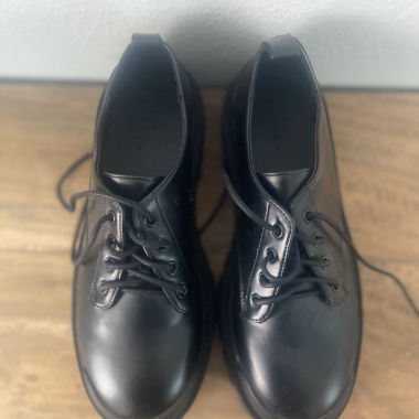 Flat lace-up shoes in black with thick sole