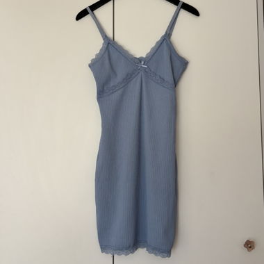 Geripptes babyblaues kurzes Kleid