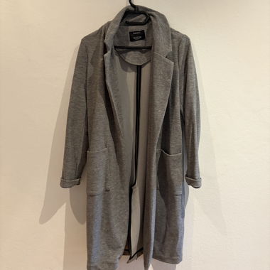 Grauer Mantel von Bershka