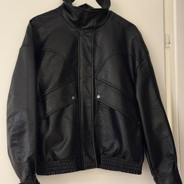 Schwarze Kunstlederjacke