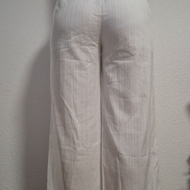 Pantaloni bianchi a gamba larga