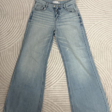 Weite hellblaue Jeans