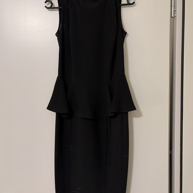 Schwarzes Peplum-Kleid