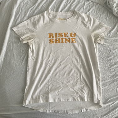 T-shirt beige con stampa "Rise & Shine"