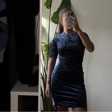 Robe en velours bleue de H&M