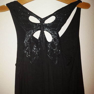 Top nero con paillettes e schiena a farfalla