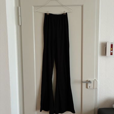 Ausgestellte, hoch geschnittene Leggings