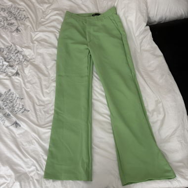 Grüne Chinohosen