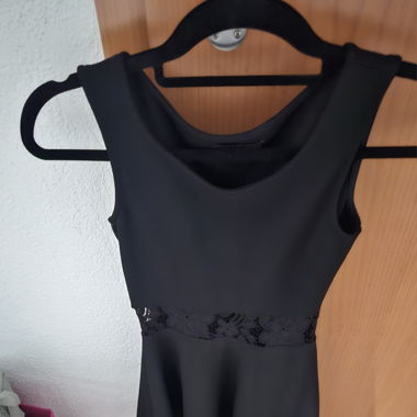schwarzes Kleid mit Spitzen an der Hüfte