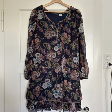 Flowered dress, sleeves are a little transparent