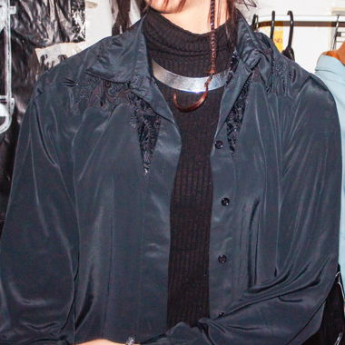 Chemise noire avec détail décoratif sur le col