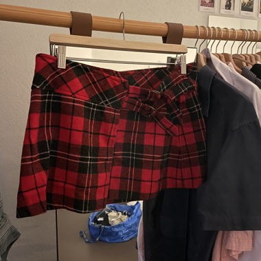  RED SKIRT