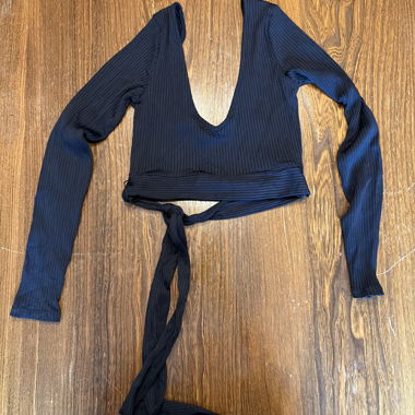 Top corto nero a maniche lunghe