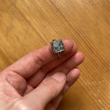 Bague avec pierre sertie