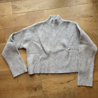 Pull beige en maille à col montant