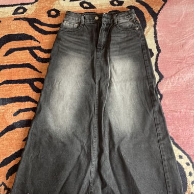 Schwarzer Maxi-Rock aus Denim