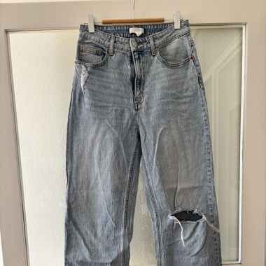 Denim jeans bleu clair troué 