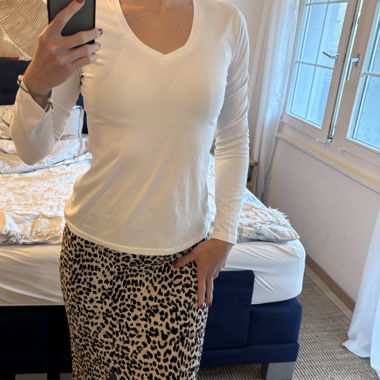 Weisses Langarmshirt mit V-Ausschnitt