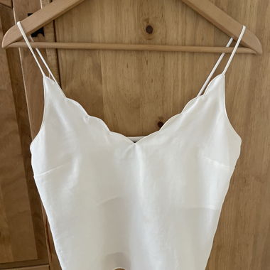 Hauts en satin blanc à bretelles spaghetti