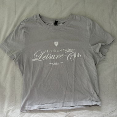 Crop-shirt gris avec imprimé