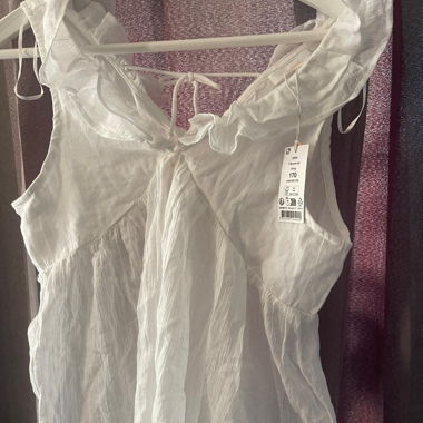 Top bianco senza maniche con balze
