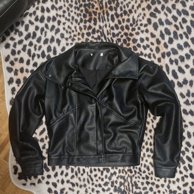 Veste noire en cuir synthétique avec col