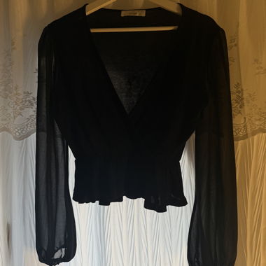Blusa in chiffon nera con maniche lunghe