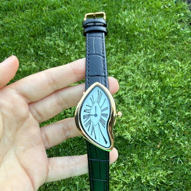 Orologio di fantasia nero e dorato