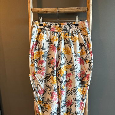 Weisse Stoffhose mit bunten Blumen