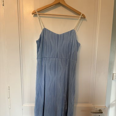 Robe bleu effet vague et bretelle perles